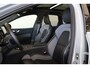 Volvo XC60 T6 Recharge AWD Plus Black Edition - Panorama/schuifdak - IntelliSafe Assist & Surround - 360º Camera - Harman Kardon audio - Adaptieve LED koplampen - Verwarmde voorstoelen, stuur & achterbank - Parkeersensoren voor & achter - Elektr. bedienb. voorstoelen met geheugen - Head up display - Draadloze tel. lader - Extra getint glas - Inklapbare trekhaak - 21'' LMV
