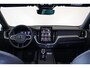 Volvo XC60 T6 Recharge AWD Plus Black Edition - Panorama/schuifdak - IntelliSafe Assist & Surround - 360º Camera - Harman Kardon audio - Adaptieve LED koplampen - Verwarmde voorstoelen, stuur & achterbank - Parkeersensoren voor & achter - Elektr. bedienb. voorstoelen met geheugen - Head up display - Draadloze tel. lader - Extra getint glas - Inklapbare trekhaak - 21'' LMV