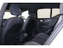 Volvo XC40 B3 Plus Black Edition - IntelliSafe Assist & Surround - 360º Camera - Harman Kardon audio - Verwarmde voorstoelen & stuur - Parkeersensoren voor & achter - Elektr. bedienb. voorstoelen met geheugen links - Draadloze tel. lader - Standkachel - Extra getint glas - 20'' LMV