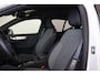 Volvo XC40 B3 Plus Black Edition - IntelliSafe Assist & Surround - 360º Camera - Harman Kardon audio - Verwarmde voorstoelen & stuur - Parkeersensoren voor & achter - Elektr. bedienb. voorstoelen met geheugen links - Draadloze tel. lader - Standkachel - Extra getint glas - 20'' LMV