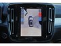 Volvo XC40 B3 Plus Black Edition - IntelliSafe Assist & Surround - 360º Camera - Harman Kardon audio - Verwarmde voorstoelen & stuur - Parkeersensoren voor & achter - Elektr. bedienb. voorstoelen met geheugen links - Draadloze tel. lader - Standkachel - Extra getint glas - 20'' LMV