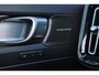 Volvo XC40 B3 Plus Black Edition - IntelliSafe Assist & Surround - 360º Camera - Harman Kardon audio - Verwarmde voorstoelen & stuur - Parkeersensoren voor & achter - Elektr. bedienb. voorstoelen met geheugen links - Draadloze tel. lader - Standkachel - Extra getint glas - 20'' LMV