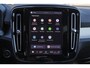 Volvo XC40 B3 Plus Black Edition - IntelliSafe Assist & Surround - 360º Camera - Harman Kardon audio - Verwarmde voorstoelen & stuur - Parkeersensoren voor & achter - Elektr. bedienb. voorstoelen met geheugen links - Draadloze tel. lader - Standkachel - Extra getint glas - 20'' LMV