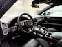 Porsche Cayenne 4.0 Turbo 405kW/550pk Tiptronic S Techart! PANODAMADAK + LUCHTVERING + SPORT DESIGN + RSE + STUURVERWARMING + 18-WEG STOELEN + 4-WIELSTURING + PSCB REMSYSTEEM + STOELVERWARMING V&A + KEYLESS + SOFTCLOSE + PDLS PLUS + SPORTUITLAAT + 22" LM-VELGEN!!