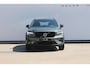 Volvo XC40 B4 211PK Automaat Plus Dark Semi elektrisch wegklapbare trekhaak / Verwarmbare voorruit / Google infotainment / Elektrisch bedienbare bestuurdersstoel met geheugen