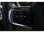 Volvo XC40 B4 211PK Automaat Plus Dark Semi elektrisch wegklapbare trekhaak / Verwarmbare voorruit / Google infotainment / Elektrisch bedienbare bestuurdersstoel met geheugen