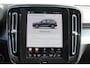 Volvo XC40 B4 211PK Automaat Plus Dark Semi elektrisch wegklapbare trekhaak / Verwarmbare voorruit / Google infotainment / Elektrisch bedienbare bestuurdersstoel met geheugen