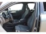 Volvo XC40 B4 211PK Automaat Plus Dark Semi elektrisch wegklapbare trekhaak / Verwarmbare voorruit / Google infotainment / Elektrisch bedienbare bestuurdersstoel met geheugen
