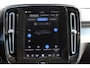 Volvo XC40 B4 211PK Automaat Plus Dark Semi elektrisch wegklapbare trekhaak / Verwarmbare voorruit / Google infotainment / Elektrisch bedienbare bestuurdersstoel met geheugen