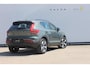 Volvo XC40 B4 211PK Automaat Plus Dark Semi elektrisch wegklapbare trekhaak / Verwarmbare voorruit / Google infotainment / Elektrisch bedienbare bestuurdersstoel met geheugen