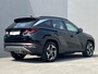 Hyundai Tucson 1.6 T-GDI PHEV Comfort Smart 4WD / Fabrieksgarantie tot 07-2027 / Accu SoH 100 % / 1.350 kg trekgewicht / Navigatie / Stuur- & Stoelverwarming / Apple Carplay Android / 19" LM wielen /