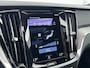 Volvo V60 B3 R-Design | 20" | Sportstoelen | Panoramadak | Exterior Styling Pack | Elektr. verst. best. Stoel | Adaptieve Cruise | BLIS | Parkeercamera