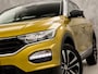 Volkswagen T-Roc 1.0 TSI Sport (APPLE CARPLAY, GROOT NAVI, STOELVERWARMING, GETINT GLAS, SPORTSTOELEN, ADAPTIVE CRUISE, PARKEERSENSOREN, NIEUWSTAAT)