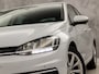 Volkswagen Golf 1.0 TSI Sportline 110Pk (APPLE CARPLAY, CLIMATE, CAMERA, GETINT GLAS, SPORTSTOELEN, LM VELGEN, ADAPTIVE CRUISE, NIEUWSTAAT)