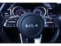 Kia Ceed Sportswagon 1.0 T-GDi MHEV DynamicPlusLine 1e eigen. NAP 17"-lmv PDC achter camera Navigatie half lederen bekleding APPLE-carplay DAB-ontvangst lane-assist stoel/stuur-verwarming ACC dakrail-allu electrische-achterklep private-glas LED-verlichting