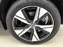 Volvo XC40 Recharge P8 AWD R-Design | Panoramadak | Trekhaak | Harman Kardon | Memory Stoelen | BLIS | 360 Camera | Apple Carplay / Android Auto | Google Maps | Stoel / Stuurverwarming | Elektrische Achterklep | Lichtmetalen Velgen |