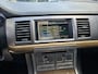 Jaguar XF 2.7 D V6 Luxury display valt uit
