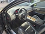 Jaguar XF 2.7 D V6 Luxury display valt uit