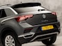 Volkswagen T-Roc 1.5 TSI Sport 150Pk (APPLE CARPLAY, GROOT NAVI, CLIMATE, STOELVERWARMING, ZWART HEMEL, LED KOPLAMPEN, SPORTSTOELEN, GETINT GLAS, ELEK ACHTERKLEP, ADAPTIVE CRUISE, NIEUWSTAAT)