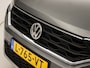 Volkswagen T-Roc 1.5 TSI Sport 150Pk (APPLE CARPLAY, GROOT NAVI, CLIMATE, STOELVERWARMING, ZWART HEMEL, LED KOPLAMPEN, SPORTSTOELEN, GETINT GLAS, ELEK ACHTERKLEP, ADAPTIVE CRUISE, NIEUWSTAAT)