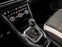 Volkswagen T-Roc 1.5 TSI Sport 150Pk (APPLE CARPLAY, GROOT NAVI, CLIMATE, STOELVERWARMING, ZWART HEMEL, LED KOPLAMPEN, SPORTSTOELEN, GETINT GLAS, ELEK ACHTERKLEP, ADAPTIVE CRUISE, NIEUWSTAAT)