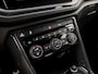 Volkswagen T-Roc 1.5 TSI Sport 150Pk (APPLE CARPLAY, GROOT NAVI, CLIMATE, STOELVERWARMING, ZWART HEMEL, LED KOPLAMPEN, SPORTSTOELEN, GETINT GLAS, ELEK ACHTERKLEP, ADAPTIVE CRUISE, NIEUWSTAAT)