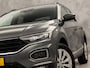 Volkswagen T-Roc 1.5 TSI Sport 150Pk (APPLE CARPLAY, GROOT NAVI, CLIMATE, STOELVERWARMING, ZWART HEMEL, LED KOPLAMPEN, SPORTSTOELEN, GETINT GLAS, ELEK ACHTERKLEP, ADAPTIVE CRUISE, NIEUWSTAAT)