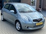 Toyota Yaris 1.3 VVTi NIEUWSTAAT AUTOMAAT 5 DEURS CLIMA L.M. VELGEN ELEKTR PAKKET