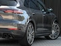 Porsche Cayenne 3.0 E-Hybrid NL-Auto | Dealeronderhouden | Panoramadak | 18 Wegs Memory Seats | Bose | 360 Camera | HUD | Achterasbesturing | Sport Chrono | Luchtvering | Soft Close | Ambiance Interieur |