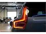 Volvo XC40 2.0 T4 140kW/190pk Aut8 R-Design PANORAMADAK + EL.TREKHAAK + BI-TONE + CRUISE CONTROL + EL.SPORTSTOELEN + LEER/ALCANTARA + STOELVERWARMING + FULL LED + KEYELSS ENTRY&GO + CAMERA + BLIS + LANE ASSIST + PARKSENSOREN + 19" LM-VELGEN + NIEUWE BANDEN!!
