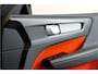 Volvo XC40 2.0 T4 140kW/190pk Aut8 R-Design PANORAMADAK + EL.TREKHAAK + BI-TONE + CRUISE CONTROL + EL.SPORTSTOELEN + LEER/ALCANTARA + STOELVERWARMING + FULL LED + KEYELSS ENTRY&GO + CAMERA + BLIS + LANE ASSIST + PARKSENSOREN + 19" LM-VELGEN + NIEUWE BANDEN!!