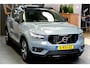Volvo XC40 2.0 T4 140kW/190pk Aut8 R-Design PANORAMADAK + EL.TREKHAAK + BI-TONE + CRUISE CONTROL + EL.SPORTSTOELEN + LEER/ALCANTARA + STOELVERWARMING + FULL LED + KEYELSS ENTRY&GO + CAMERA + BLIS + LANE ASSIST + PARKSENSOREN + 19" LM-VELGEN + NIEUWE BANDEN!!