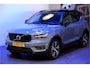 Volvo XC40 2.0 T4 140kW/190pk Aut8 R-Design PANORAMADAK + EL.TREKHAAK + BI-TONE + CRUISE CONTROL + EL.SPORTSTOELEN + LEER/ALCANTARA + STOELVERWARMING + FULL LED + KEYELSS ENTRY&GO + CAMERA + BLIS + LANE ASSIST + PARKSENSOREN + 19" LM-VELGEN + NIEUWE BANDEN!!