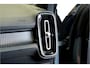 Volvo XC40 2.0 T4 140kW/190pk Aut8 R-Design PANORAMADAK + EL.TREKHAAK + BI-TONE + CRUISE CONTROL + EL.SPORTSTOELEN + LEER/ALCANTARA + STOELVERWARMING + FULL LED + KEYELSS ENTRY&GO + CAMERA + BLIS + LANE ASSIST + PARKSENSOREN + 19" LM-VELGEN + NIEUWE BANDEN!!