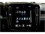 Volvo XC40 2.0 T4 140kW/190pk Aut8 R-Design PANORAMADAK + EL.TREKHAAK + BI-TONE + CRUISE CONTROL + EL.SPORTSTOELEN + LEER/ALCANTARA + STOELVERWARMING + FULL LED + KEYELSS ENTRY&GO + CAMERA + BLIS + LANE ASSIST + PARKSENSOREN + 19" LM-VELGEN + NIEUWE BANDEN!!