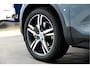 Volvo XC40 2.0 T4 140kW/190pk Aut8 R-Design PANORAMADAK + EL.TREKHAAK + BI-TONE + CRUISE CONTROL + EL.SPORTSTOELEN + LEER/ALCANTARA + STOELVERWARMING + FULL LED + KEYELSS ENTRY&GO + CAMERA + BLIS + LANE ASSIST + PARKSENSOREN + 19" LM-VELGEN + NIEUWE BANDEN!!