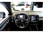 Volvo XC40 2.0 T4 140kW/190pk Aut8 R-Design PANORAMADAK + EL.TREKHAAK + BI-TONE + CRUISE CONTROL + EL.SPORTSTOELEN + LEER/ALCANTARA + STOELVERWARMING + FULL LED + KEYELSS ENTRY&GO + CAMERA + BLIS + LANE ASSIST + PARKSENSOREN + 19" LM-VELGEN + NIEUWE BANDEN!!