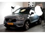 Volvo XC40 2.0 T4 140kW/190pk Aut8 R-Design PANORAMADAK + EL.TREKHAAK + BI-TONE + CRUISE CONTROL + EL.SPORTSTOELEN + LEER/ALCANTARA + STOELVERWARMING + FULL LED + KEYELSS ENTRY&GO + CAMERA + BLIS + LANE ASSIST + PARKSENSOREN + 19" LM-VELGEN + NIEUWE BANDEN!!