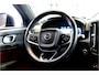 Volvo XC40 2.0 T4 140kW/190pk Aut8 R-Design PANORAMADAK + EL.TREKHAAK + BI-TONE + CRUISE CONTROL + EL.SPORTSTOELEN + LEER/ALCANTARA + STOELVERWARMING + FULL LED + KEYELSS ENTRY&GO + CAMERA + BLIS + LANE ASSIST + PARKSENSOREN + 19" LM-VELGEN + NIEUWE BANDEN!!