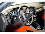 Volvo XC40 2.0 T4 140kW/190pk Aut8 R-Design PANORAMADAK + EL.TREKHAAK + BI-TONE + CRUISE CONTROL + EL.SPORTSTOELEN + LEER/ALCANTARA + STOELVERWARMING + FULL LED + KEYELSS ENTRY&GO + CAMERA + BLIS + LANE ASSIST + PARKSENSOREN + 19" LM-VELGEN + NIEUWE BANDEN!!