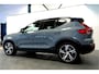 Volvo XC40 2.0 T4 140kW/190pk Aut8 R-Design PANORAMADAK + EL.TREKHAAK + BI-TONE + CRUISE CONTROL + EL.SPORTSTOELEN + LEER/ALCANTARA + STOELVERWARMING + FULL LED + KEYELSS ENTRY&GO + CAMERA + BLIS + LANE ASSIST + PARKSENSOREN + 19" LM-VELGEN + NIEUWE BANDEN!!