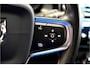 Volvo XC40 2.0 T4 140kW/190pk Aut8 R-Design PANORAMADAK + EL.TREKHAAK + BI-TONE + CRUISE CONTROL + EL.SPORTSTOELEN + LEER/ALCANTARA + STOELVERWARMING + FULL LED + KEYELSS ENTRY&GO + CAMERA + BLIS + LANE ASSIST + PARKSENSOREN + 19" LM-VELGEN + NIEUWE BANDEN!!