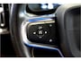 Volvo XC40 2.0 T4 140kW/190pk Aut8 R-Design PANORAMADAK + EL.TREKHAAK + BI-TONE + CRUISE CONTROL + EL.SPORTSTOELEN + LEER/ALCANTARA + STOELVERWARMING + FULL LED + KEYELSS ENTRY&GO + CAMERA + BLIS + LANE ASSIST + PARKSENSOREN + 19" LM-VELGEN + NIEUWE BANDEN!!