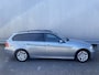 BMW 3-Serie Touring 318i Clima, Navi, Multimedia, CC, Pano, PDC, LM, inklapbare Trekh, – Inruil Mogelijk –