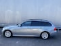 BMW 3-Serie Touring 318i Clima, Navi, Multimedia, CC, Pano, PDC, LM, inklapbare Trekh, – Inruil Mogelijk –