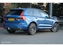 Volvo XC60 2.0 Recharge T8 AWD R-Design | Luchtvering | ACC | 22 Inch | Pano | Stoelverwarming en ventilatie | Stuurwielverwarming | Pilot Assist | Harman Kardon | Bursting Blue | 360 camera