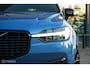 Volvo XC60 2.0 Recharge T8 AWD R-Design | Luchtvering | ACC | 22 Inch | Pano | Stoelverwarming en ventilatie | Stuurwielverwarming | Pilot Assist | Harman Kardon | Bursting Blue | 360 camera