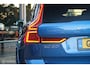 Volvo XC60 2.0 Recharge T8 AWD R-Design | Luchtvering | ACC | 22 Inch | Pano | Stoelverwarming en ventilatie | Stuurwielverwarming | Pilot Assist | Harman Kardon | Bursting Blue | 360 camera