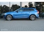 Volvo XC60 2.0 Recharge T8 AWD R-Design | Luchtvering | ACC | 22 Inch | Pano | Stoelverwarming en ventilatie | Stuurwielverwarming | Pilot Assist | Harman Kardon | Bursting Blue | 360 camera