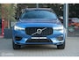 Volvo XC60 2.0 Recharge T8 AWD R-Design | Luchtvering | ACC | 22 Inch | Pano | Stoelverwarming en ventilatie | Stuurwielverwarming | Pilot Assist | Harman Kardon | Bursting Blue | 360 camera